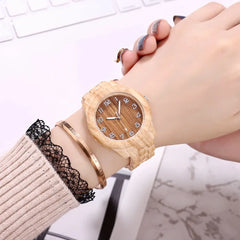 Modern Couple Watch with Large Dial and Sandwood Pattern