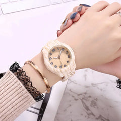 Modern Couple Watch with Large Dial and Sandwood Pattern